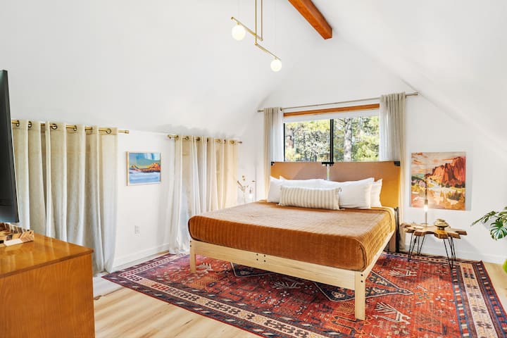 مساحة للانتشار لقضاء ليلة نوم مريحة على سرير كينج علوي في الطابق العلوي