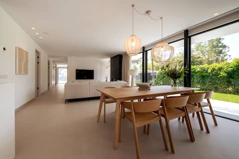 Design villa for 8 people on the North Sea