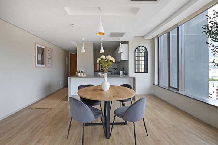 Modern 2BR Apartment with Stunning Mountain Views gallery image 4