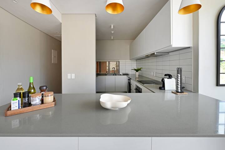 Modern 2BR Apartment with Stunning Mountain Views gallery image 3