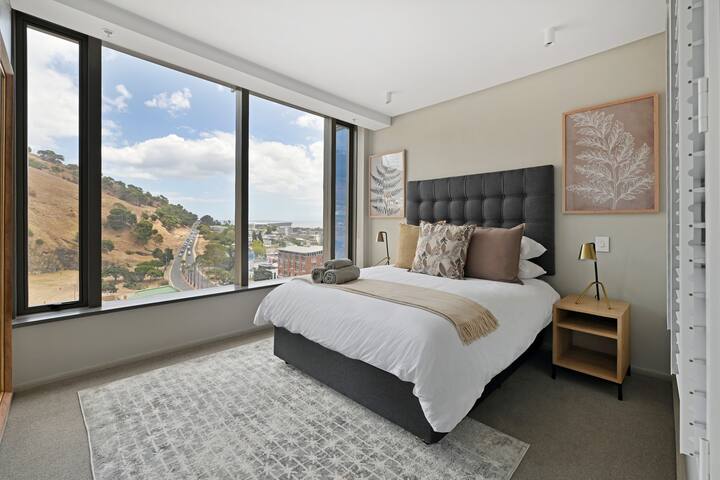 Modern 2BR Apartment with Stunning Mountain Views gallery image 2