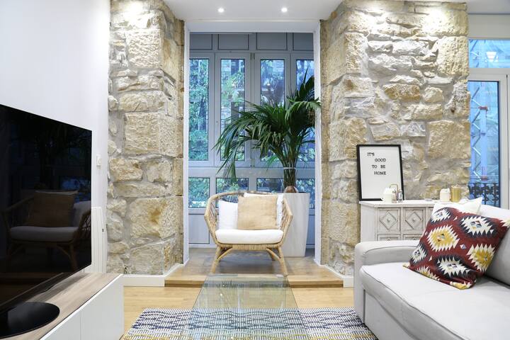 Cozy and centric apartment by Cisan Rentals gallery image 2