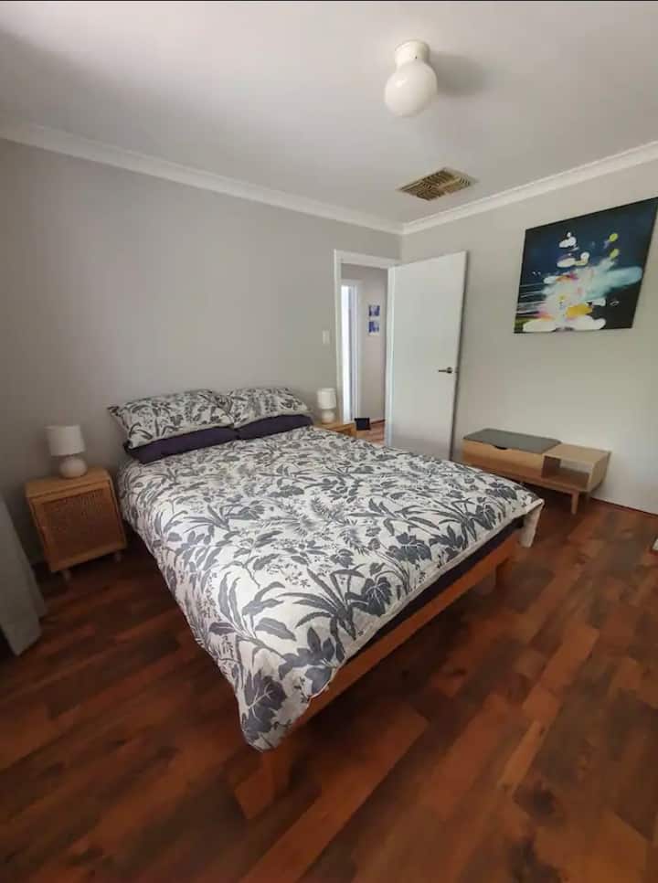 חדר שינה 3 עם מיטות, מנורות וגלימות