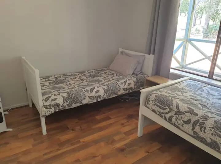 בחדר שינה 4 יש 2 מיטות יחיד