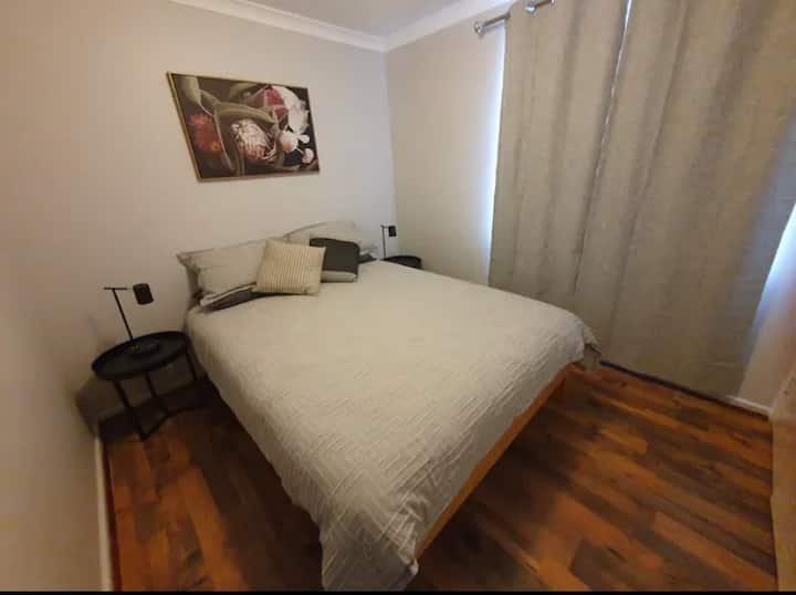 חדר שינה 2 עם ארון בגדים ואורות ליד המיטה