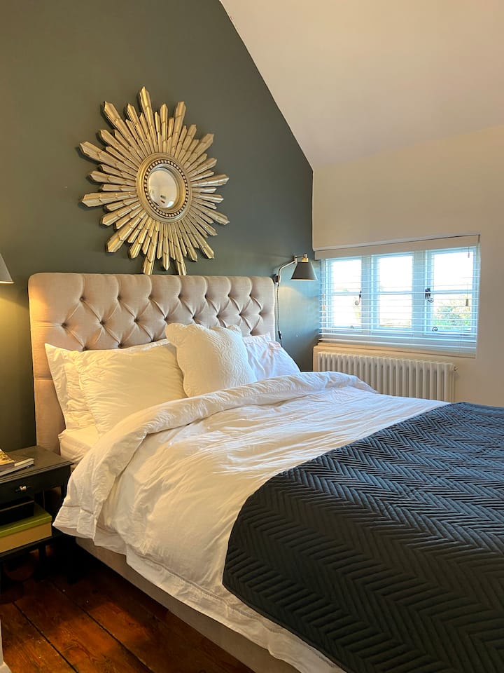 Спална соба 2 со брачен кревет и поглед кон задната градина