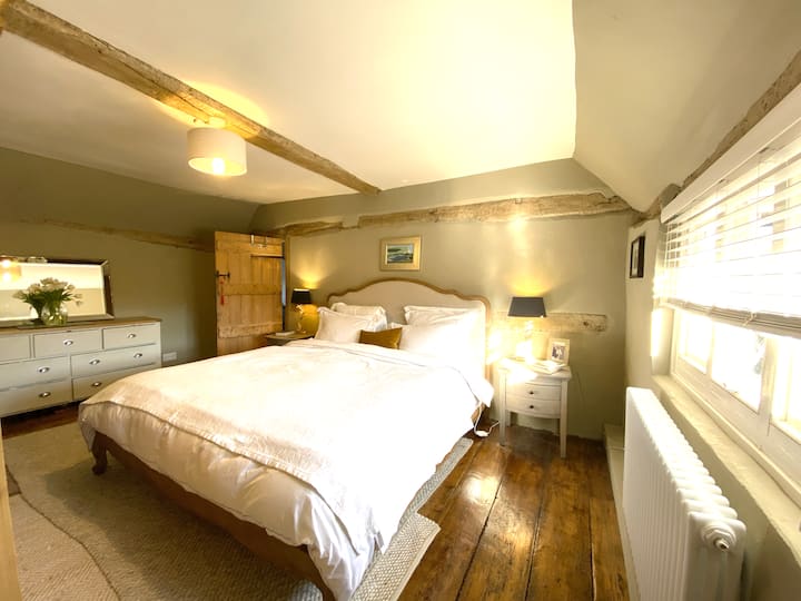 Главна спална соба 1 со оригинални подови од 17 век