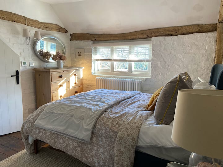 Спална соба 3 со мал брачен кревет и оригинални греди и подни штици од 17 век. Пристапна врата до сопствена бања