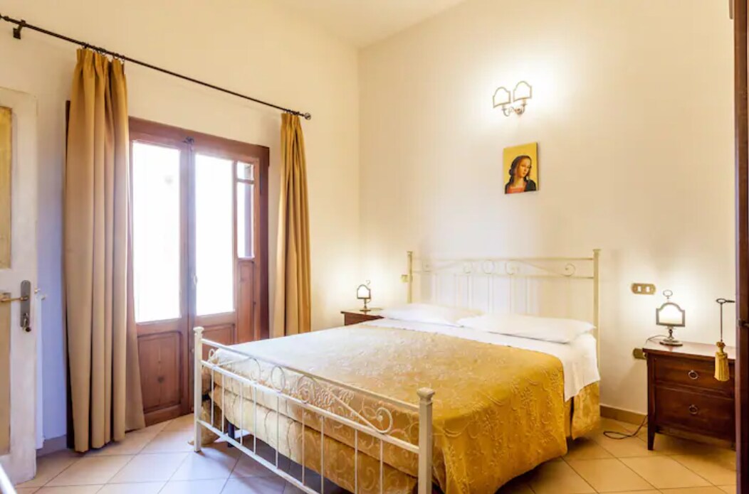 Dubbelrum med balkong med utsikt över gården