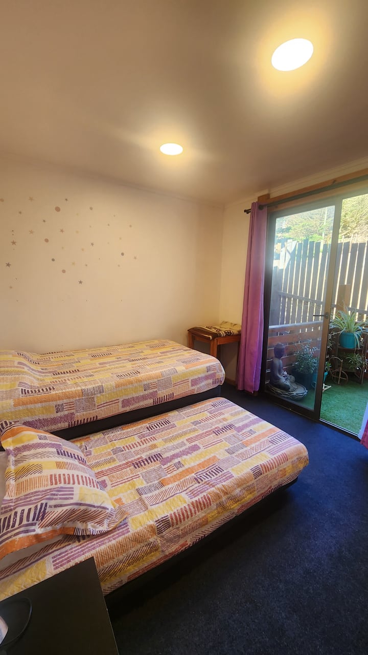 Ნომერი 2 ერთადგილიანი საწოლით
Ერთნახევარი
1 ‑ იანი საწოლი 1 ‑ იანი საწოლით