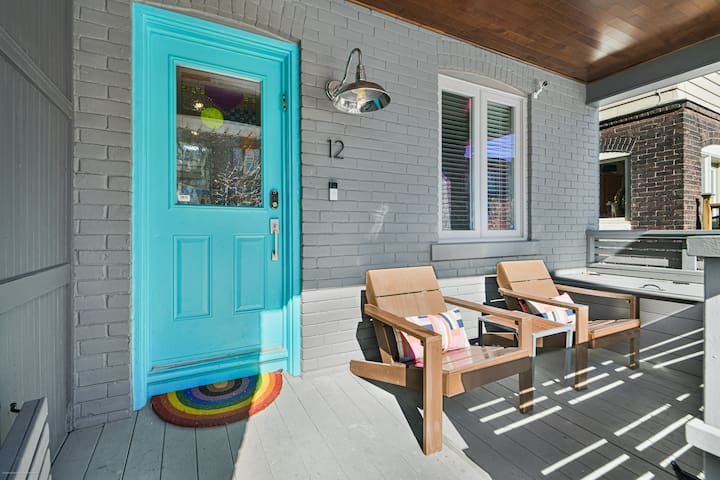 Stunning 3 Bedroom Home steps to Subway gallery image 2