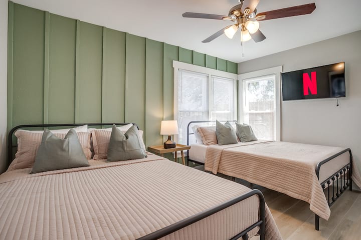 Идеално за семейства или приятели, това просторно място за отдих предлага две уютни двойни легла за спокойни нощи и спокойни сутрини. Гледайте любимите си предавания, отпуснете се под меко осветление и се събудете със слънчева светлина през прозорците – комфорт за всички