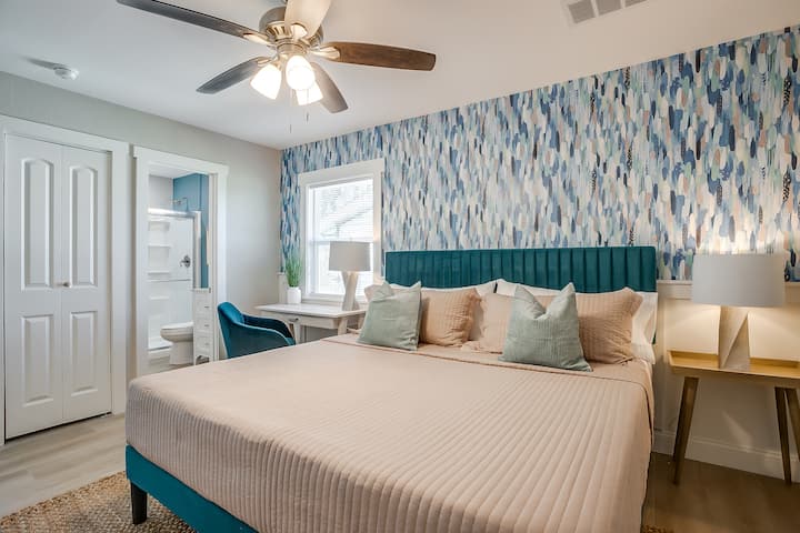 Отпуснете се в това спокойно място за отдих, където плюшеното кралско спално бельо и мекото осветление задават тона за спокойни нощи. Събудете се освежени, наваксайте с любимите си предавания на Netflix или се насладете на тих момент на бюрото - комфорт и стил ви очакват!