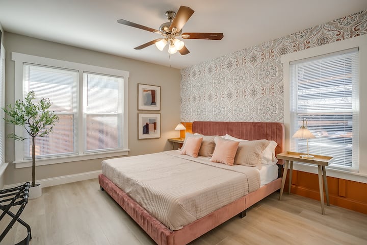 Отпуснете се в този елегантен кралски апартамент, където меките нюанси и плюшеното спално бельо създават мечтано място за отдих. Събудете се с естествена светлина, насладете се на бавна сутрин с кафе в леглото или се отпуснете за нощна релаксация на Netflix!