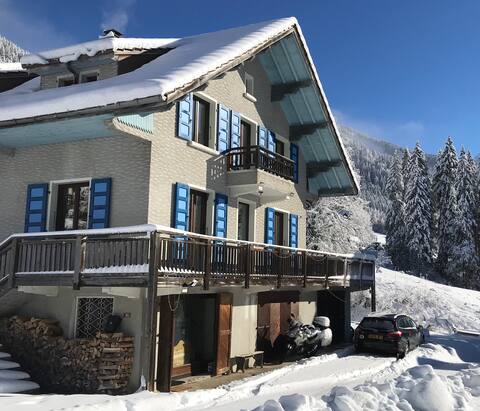 Les Volets Bleus cottage