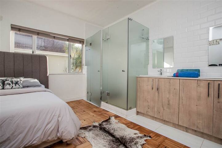 6 Embassy Court gallery image 3