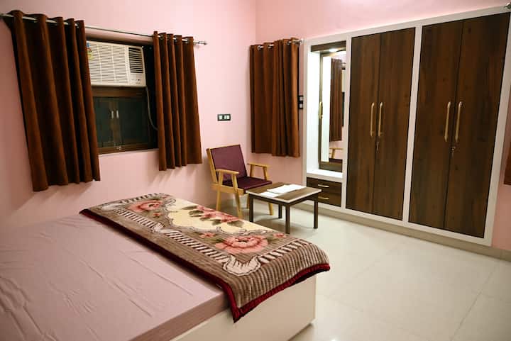 Საძინებელი 2
ორადგილიანი საწოლი .საწოლი