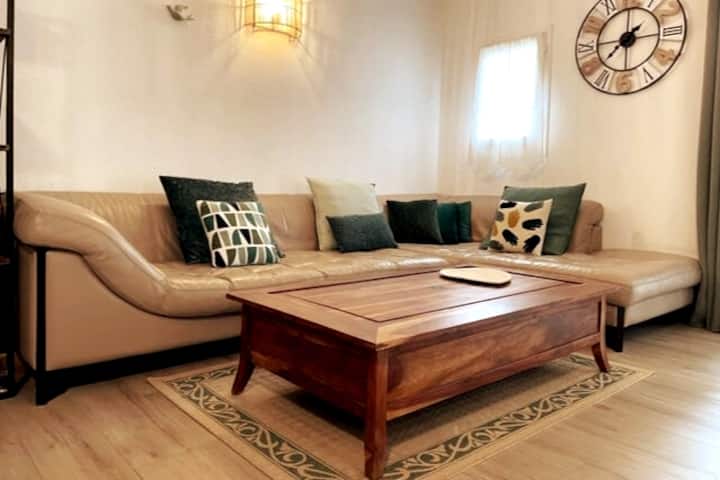 סלון עם ספת עור. מתאים ל -2 × 0.75ס"מ x 175 ס"מ. שקי שינה, מצעים וכריות.