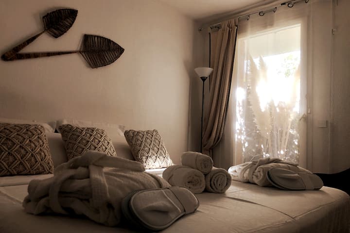 יש מצעים, מגבות, חלוקי רחצה, מצעים ושמיכת פוך לעריסה.