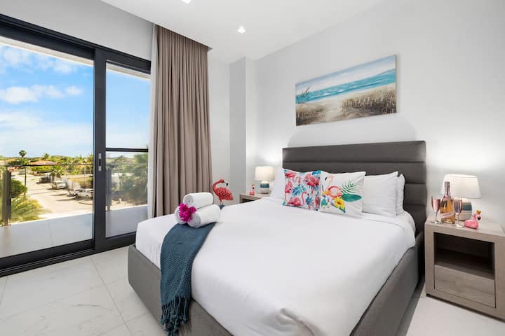 Წარმოიდგინეთ, რომ საძინებლის გარეთ თვალწარმტაცი ხედი იშლება შუშის გლუვი გასრიალებული კარიდან, რომელსაც ბუნებრივი სინათლე და ელეგანტურობა მოჰყვება.