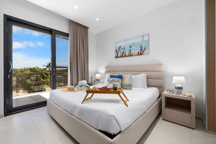 Შეარჩიეთ სიმშვიდე ამ ლამაზად მოწყობილი საძინებლით, რომელშიც დგას დიდი ზომის საწოლი და შუშის გასრიალებული კარი, რომელიც ბუნებრივ სინათლესა და სუფთა ჰაერს იწვევს.