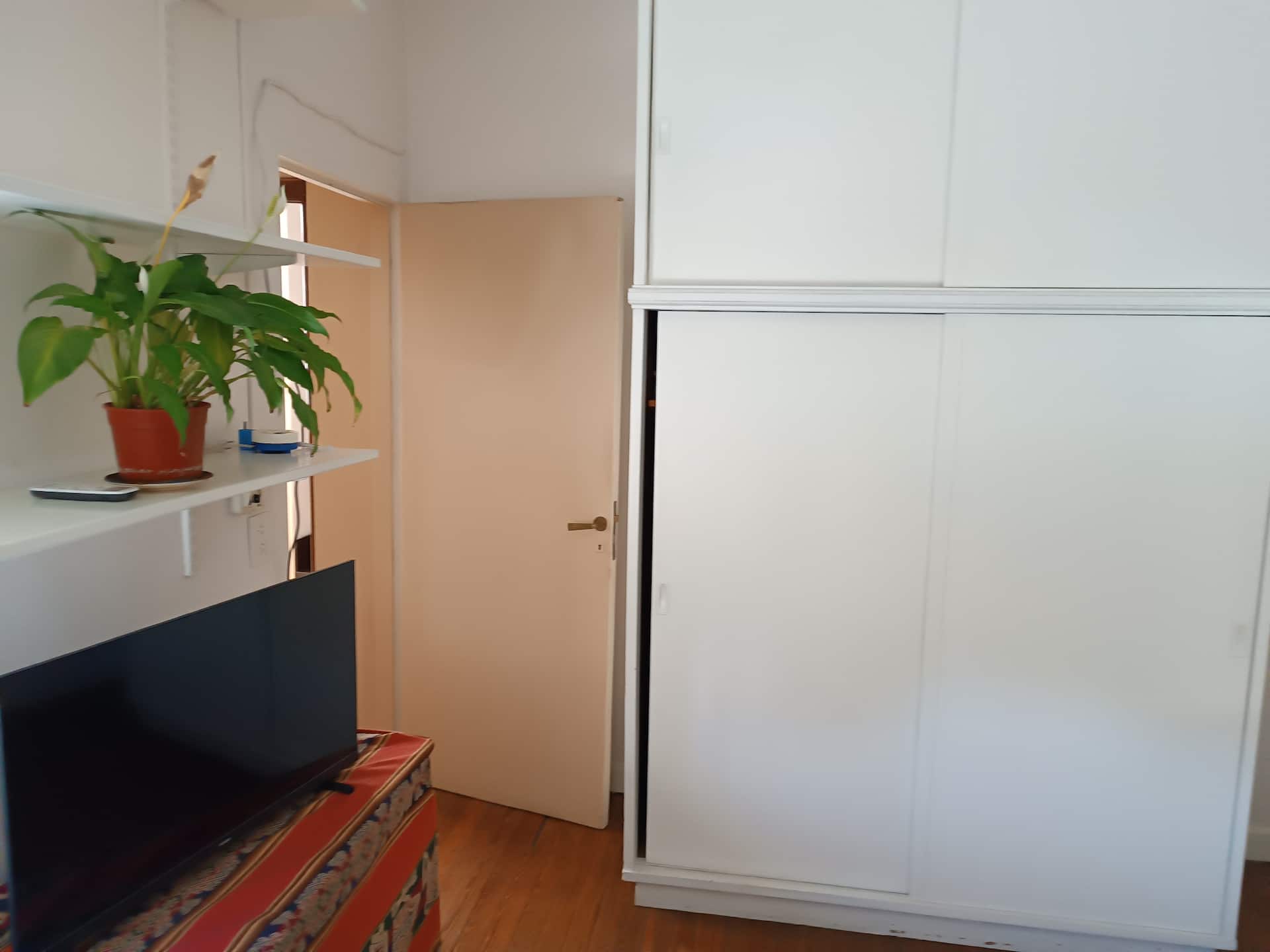 Quarto em PH no térreo em Coghlan