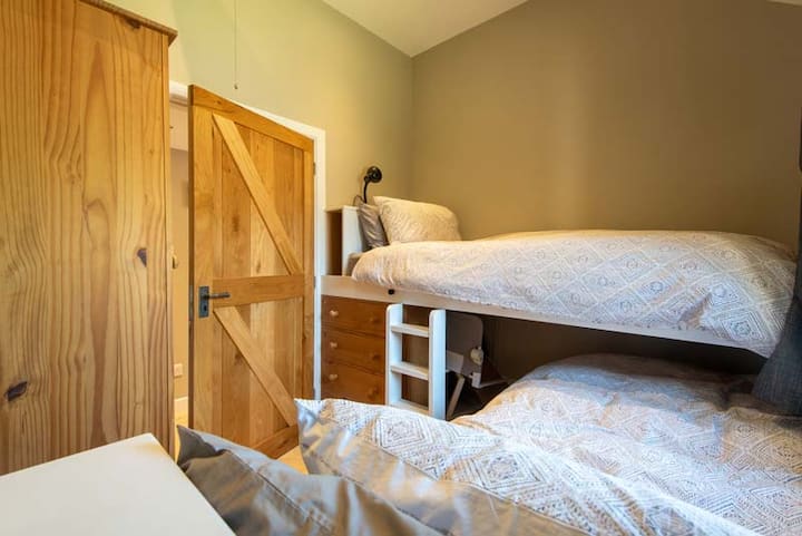 Втора  спална соба,  со кревети на спрат, гардероба, фиоки и простор за складирање.