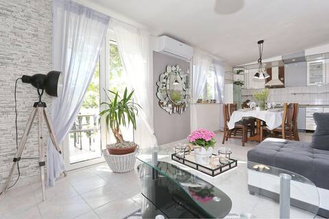 Popular Airbnb listing: Villa Oaza with private pool in Crno