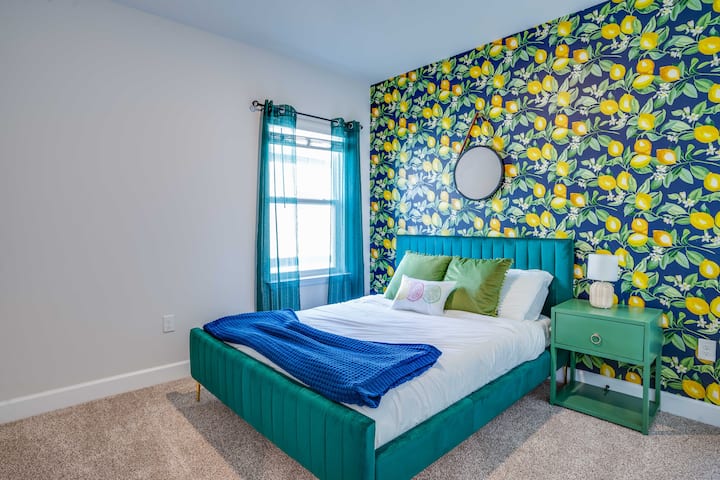 ค้นหาความสงบในห้องนอน 3 ที่มีเตียงควีนไซส์อยู่ท่ามกลางวอลล์เปเปอร์ที่น่าหลงใหลและโต๊ะข้างเตียงสุดคลาสสิกช่วยเพิ่มเสน่ห์เหนือกาลเวลา