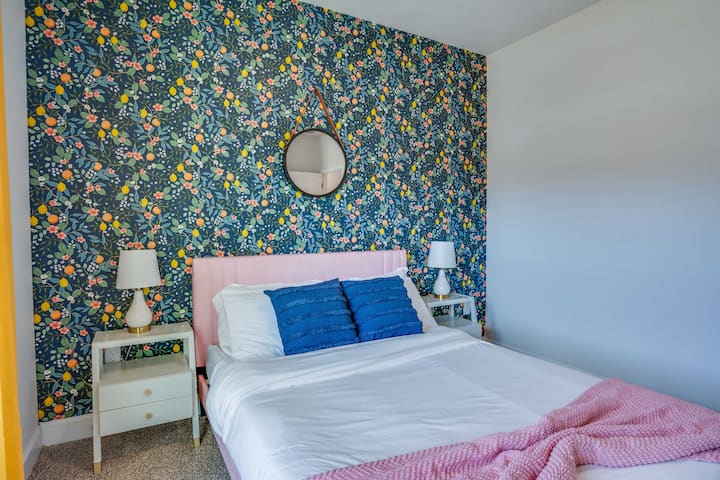 หลบหนีไปยังห้องนอนที่มีเตียงควีนไซส์หรูหราขโมยสปอตไลท์เน้นด้วยหัวเตียงเก๋ๆและกระจกแขวนด้านบน