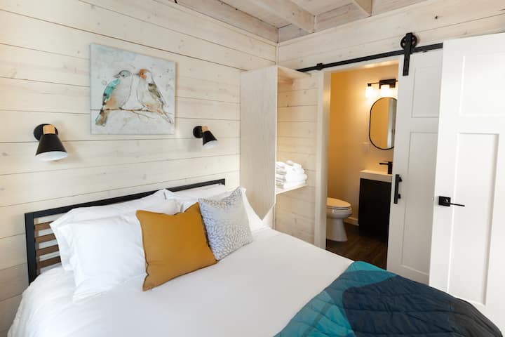 Pumzika katika chumba chetu cha kulala cha ukubwa wa malkia kilichopambwa kwa mashuka meupe kwa ajili ya starehe ya hali ya juu. Bafu lililo karibu kwa urahisi ni bafu maridadi, linalohakikisha starehe na urahisi wako.