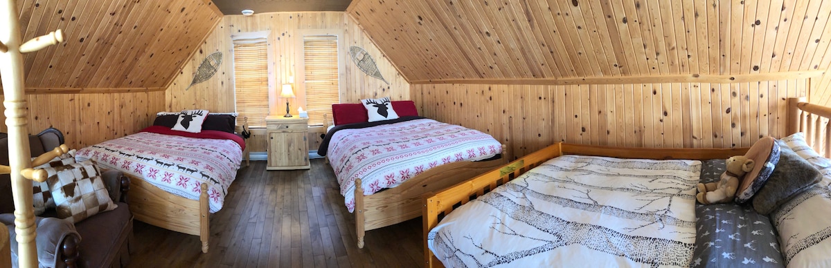 Мезанин: 3 кревета + канцелариски простор