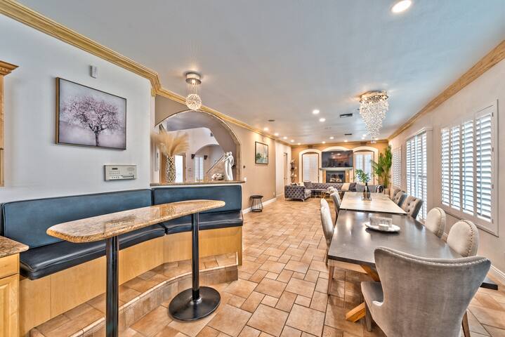 Stunning Mansion in Las Vegas! gallery image 3