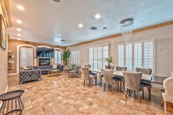 Stunning Mansion in Las Vegas! gallery image 2