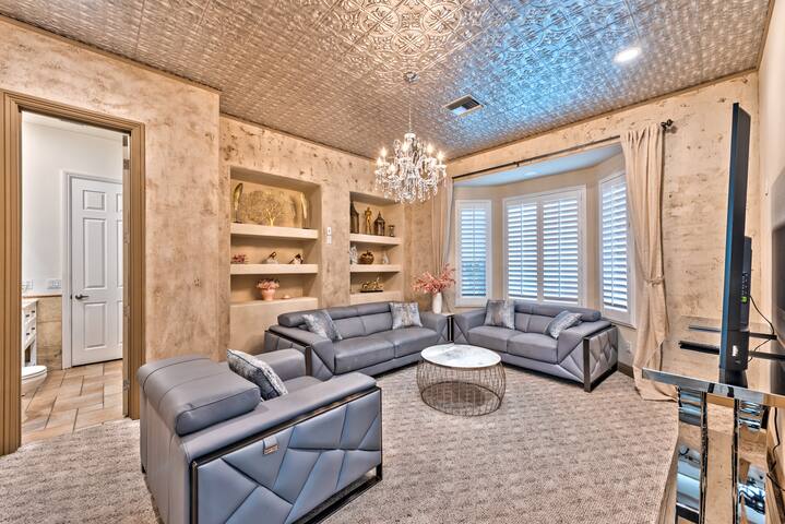 Stunning Mansion in Las Vegas! gallery image 5