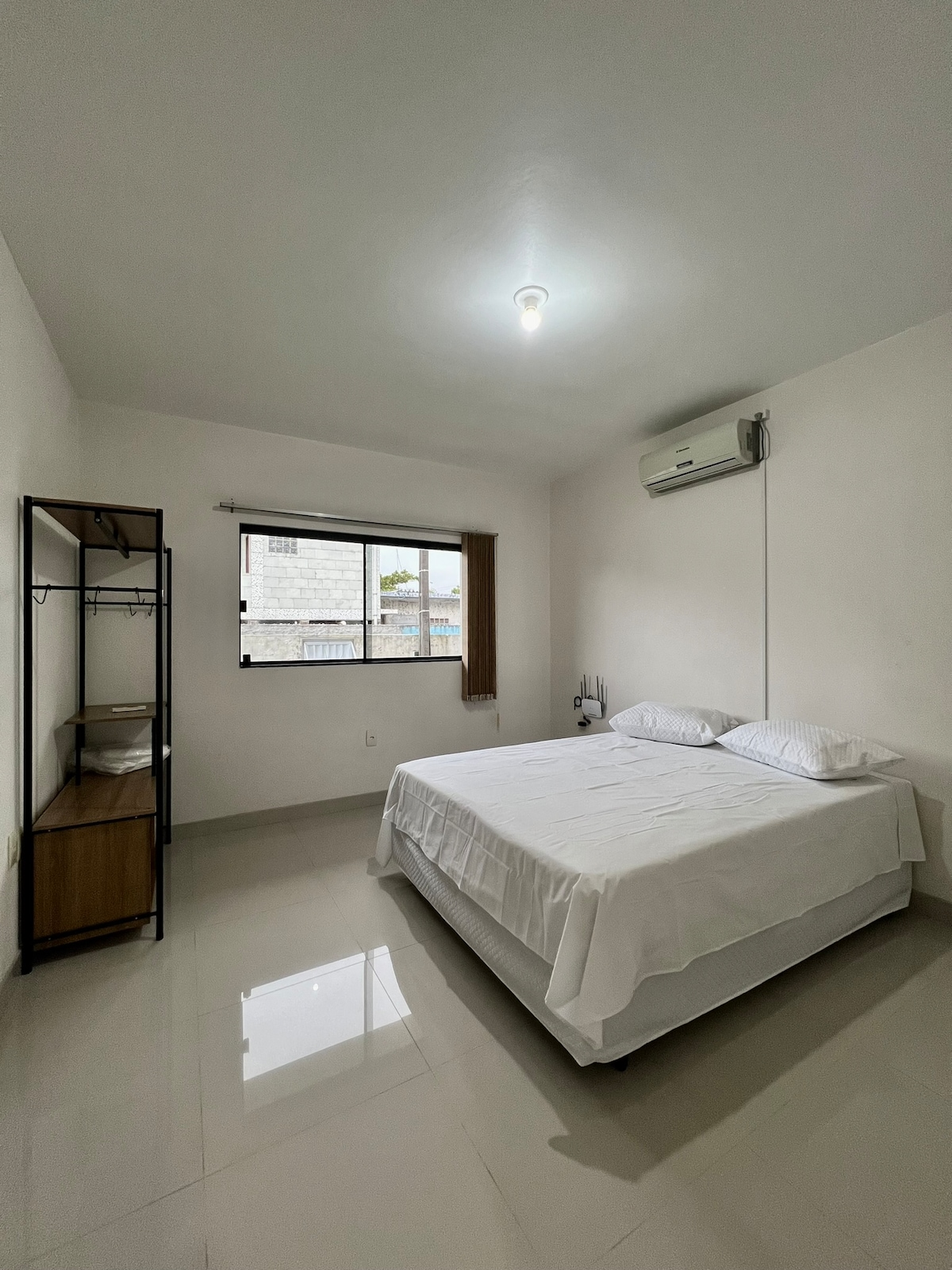 Tầng trệt, phòng máy lạnh và siêu thông gió hướng ra phía trước lô đất.