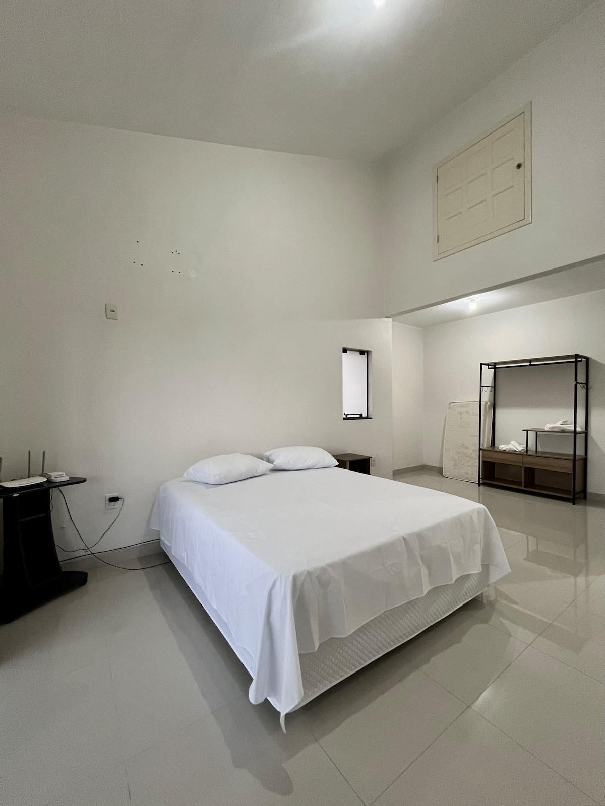 Căn phòng rộng hơn của ngôi nhà, siêu thoáng mát, ở tầng trên và có ban công hướng ra phía trước trước sân.