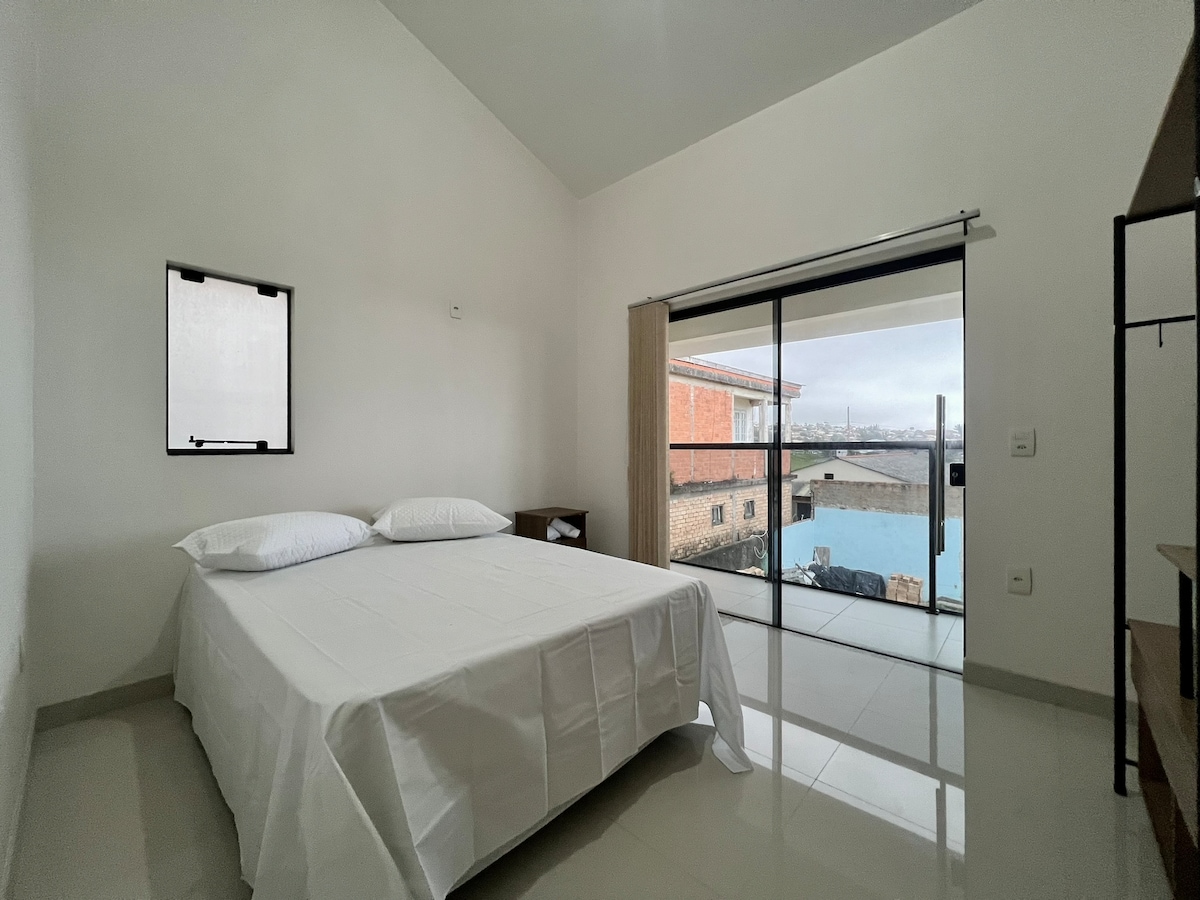 Phòng ở tầng trên cùng của ngôi nhà, hướng ra phía sau và có ban công nhìn ra biển.