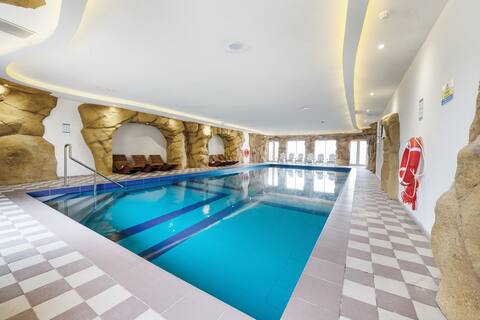 6* Manor, Beach Pool Club Casino
