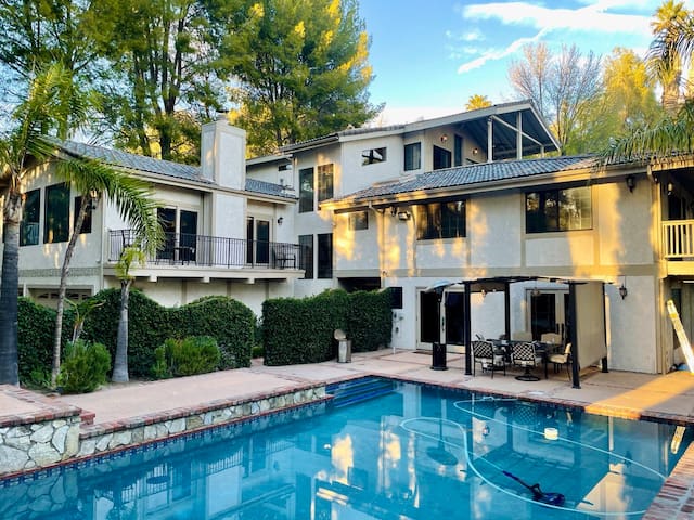 RESTY-Heated Pool & Sauna|Stay 3 Nights Get 1 FREE