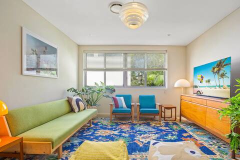 Mid century Inner city Pad in Camperdown + parking