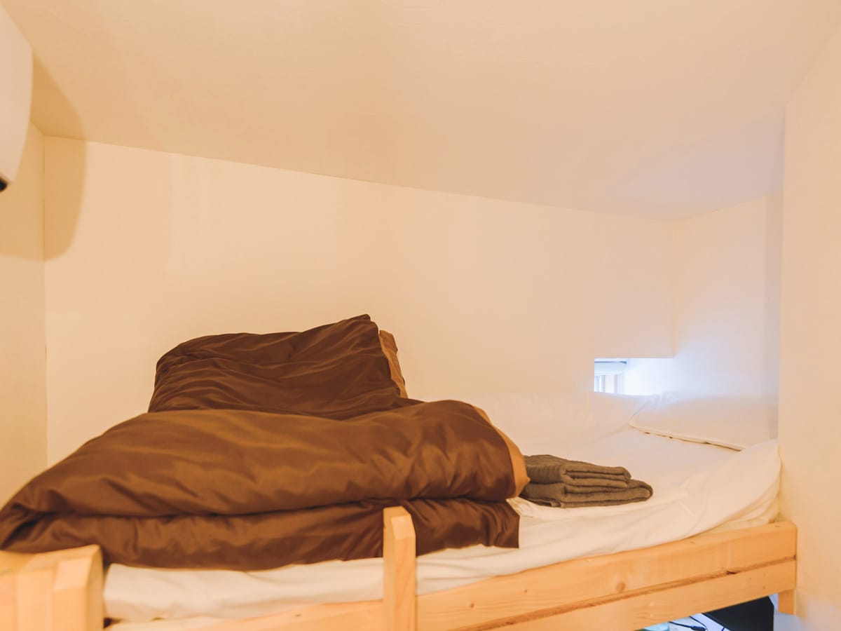 [Nuevo edificio individual] Es un dormitorio moderadamente luminoso con una ligera luz