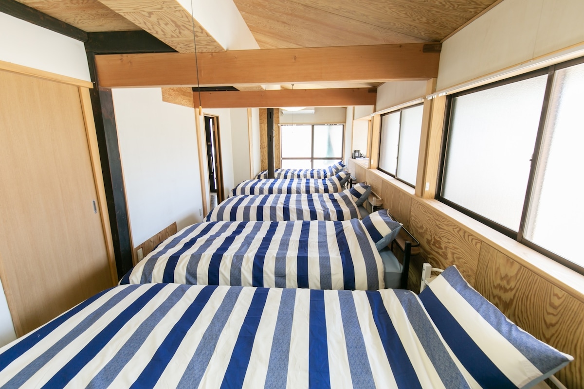 寝室シングルベッド5台