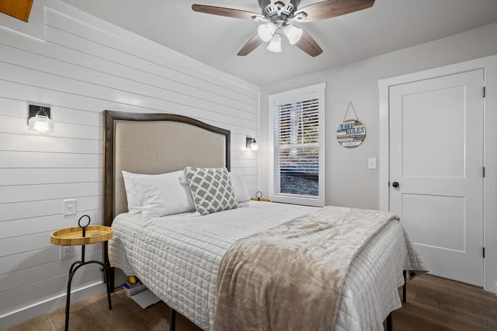 Тази спалня на основното ниво разполага с двойно легло и дрешник!