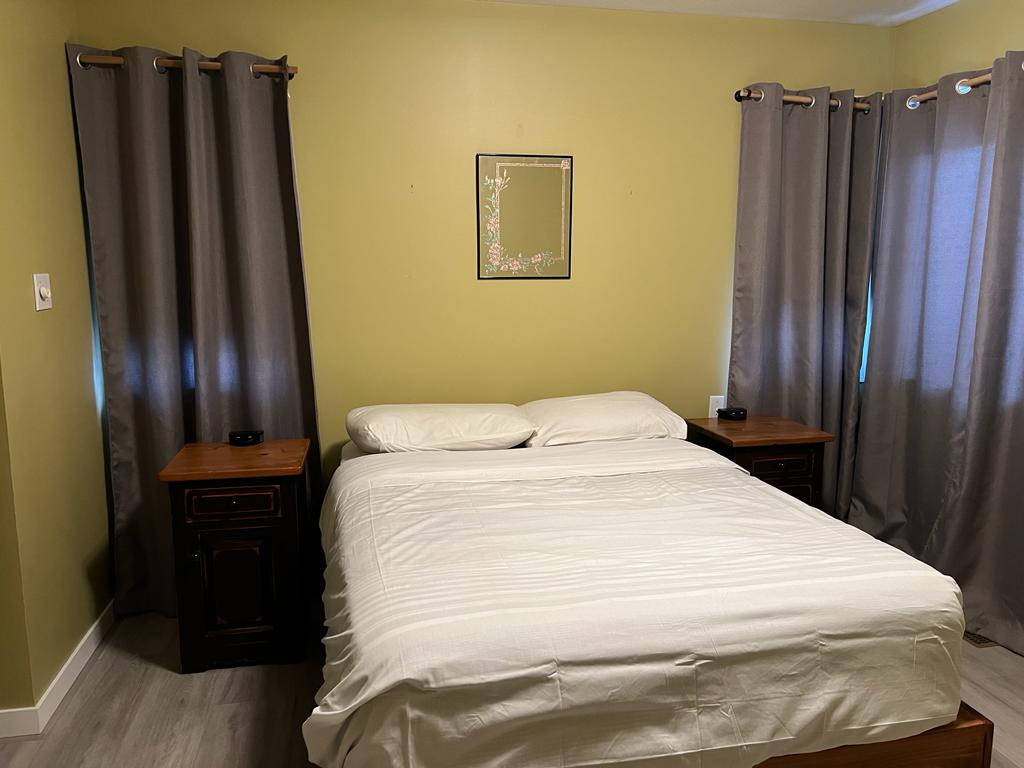 Стая C - родителска спалня със самостоятелен санитарен възел и баня и тоалетна (самостоятелна)