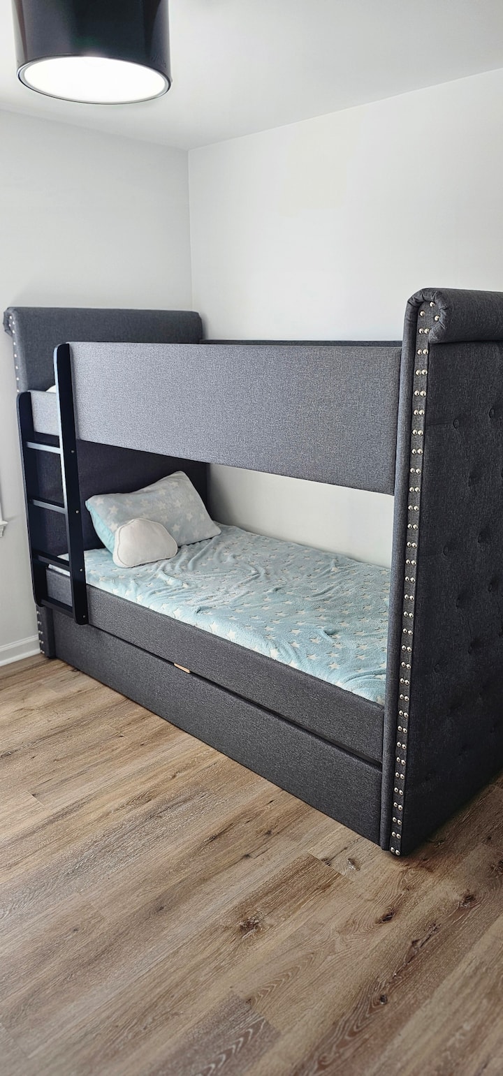 Camera da letto n. 3 con due letti a castello e due estraibili.