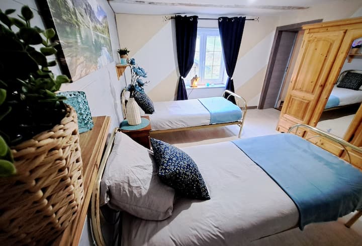 חדר שינה 2, שתי מיטות יחיד.