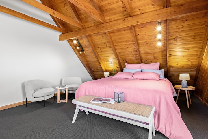 The spacious landing suite features a Juliet balcony with vineyard views and a king-sized Sealy Posturepedic bed with 1000 thread count linen. The bed can be converted to two king singles to provide flexible sleeping arrangements.