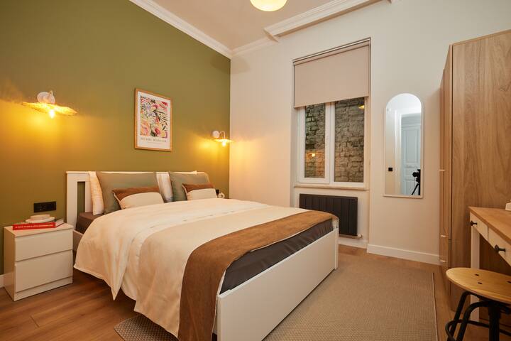 Spacious 6BR 3Bath AC in Center gallery image 5