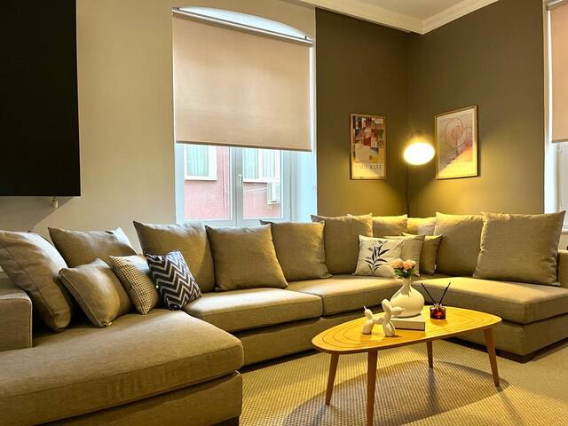 Spacious 6BR 3Bath AC in Center gallery image 2